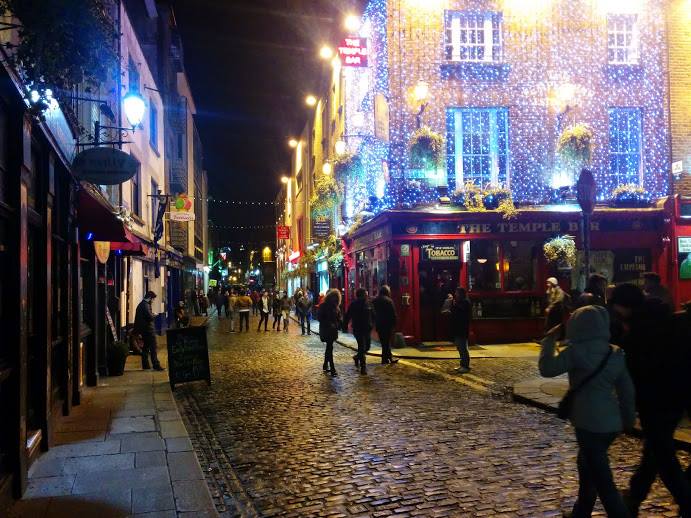 Temple Bar district at night.